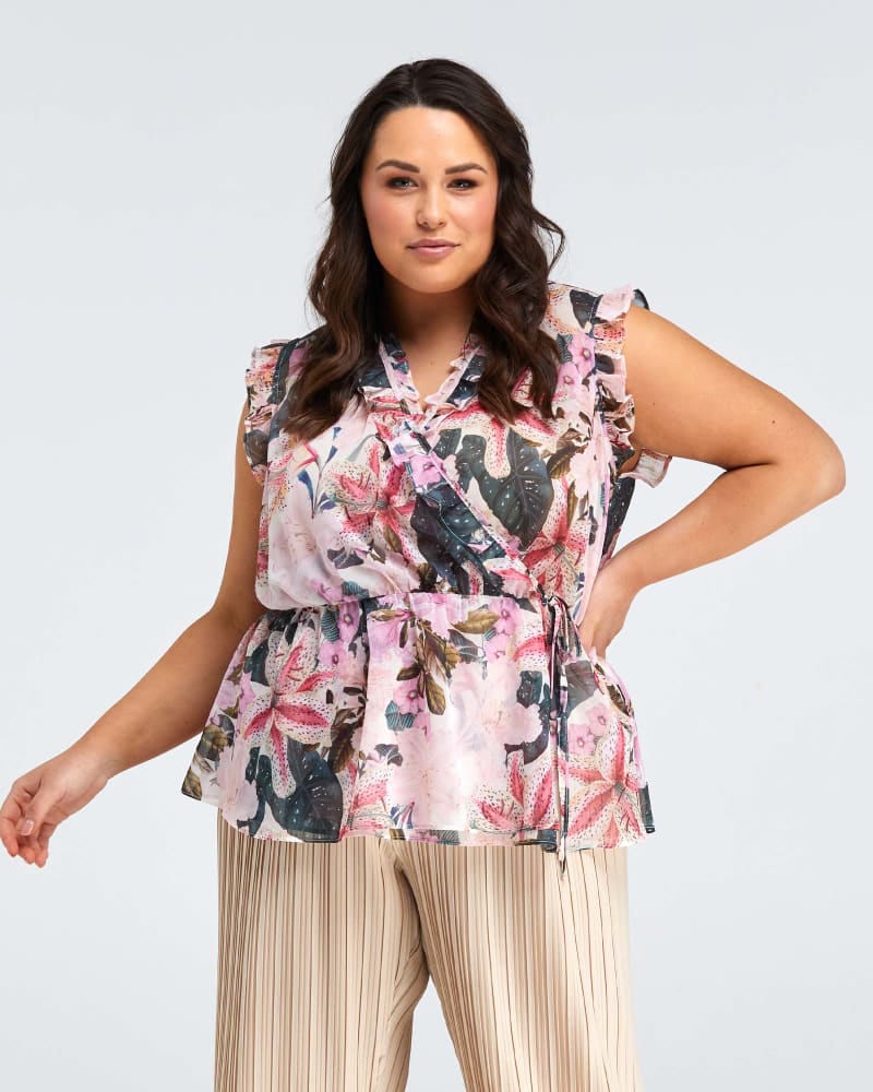 Front of a model wearing a size 2X Leonie Lilly Top in Print by Estelle. | dia_product_style_image_id:264793